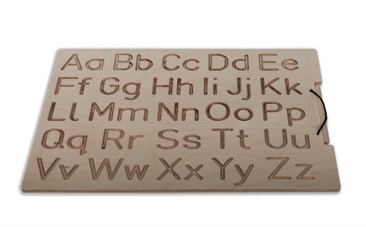 Ξύλινη πινακίδα γραφής με το λατινικό αλφάβητο με κεφαλαία και πεζά γράμματα